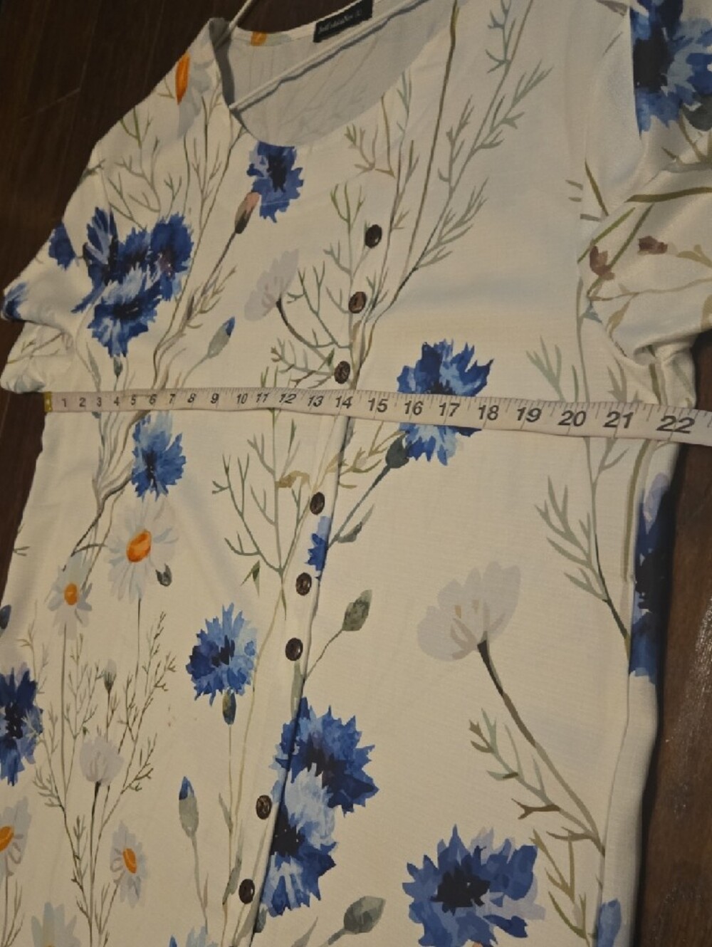 Just Fashion Now White Short-Sleeve Blue Floral Blouse W/ Button Accents L - Picture 4 of 9